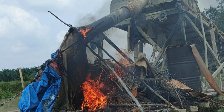 Polsek Kuantan Tengah Musnahkan Dua Rakit Dompeng PETI di Desa Beringin Taluk