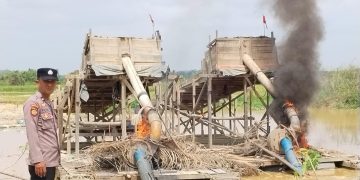 Polsek Pangean Musnahkan Delapan Rakit PETI di Desa Teluk Pauh, Tegaskan Komitmen Berantas Tambang Ilegal