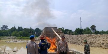 Polsek Singingi Hilir Musnahkan Dua Unit Dompeng PETI di Desa Petai, Tegaskan Komitmen Jaga Kelestarian Lingkungan