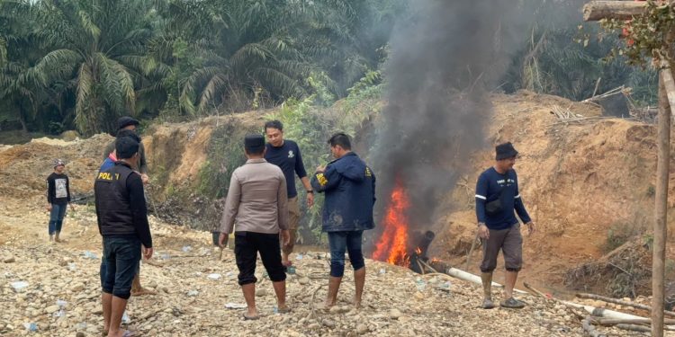 Aksi Tegas Polsek Singingi, Dua Unit PETI Jenis Dompeng Dimusnahkan di Sungai Monang