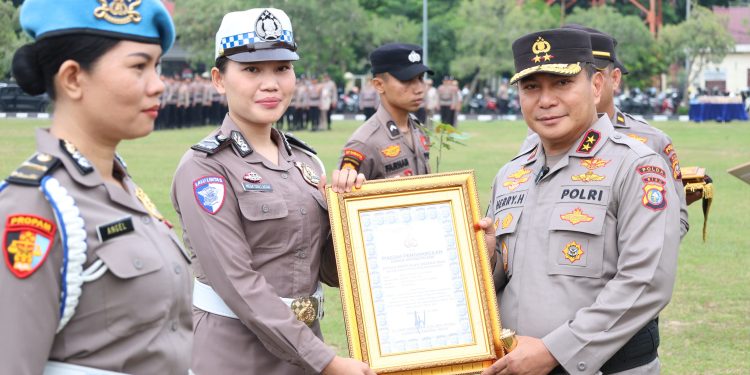 Delapan Personel Ditlantas Polda Riau Terima Penghargaan Kapolda, Briptu Jessica Ukir Prestasi Nasional di Kejuaraan Karate Piala Kapolri 2026