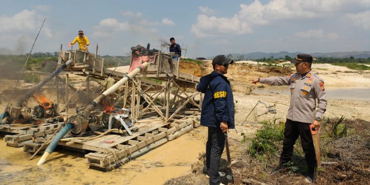 Polres Kuansing Bersama Krimsus Polda Riau Tertibkan 10 Unit Rakit PETI di Areal Perkebunan PT KTBM