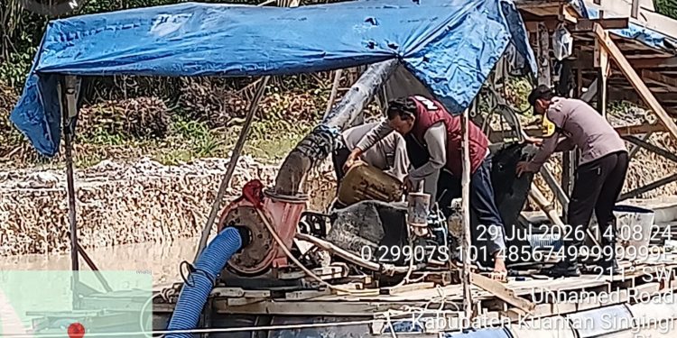 Pemberantasan PETI Terus Digencarkan, Polsek Logas Tanah Darat Musnahkan Satu Unit Dompeng di Perkebunan Sawit