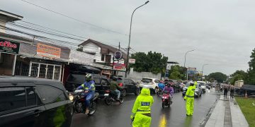 Apresiasi dan Terima Kasih untuk Polantas, Tetap Mengabdi di Tengah Guyuran Hujan