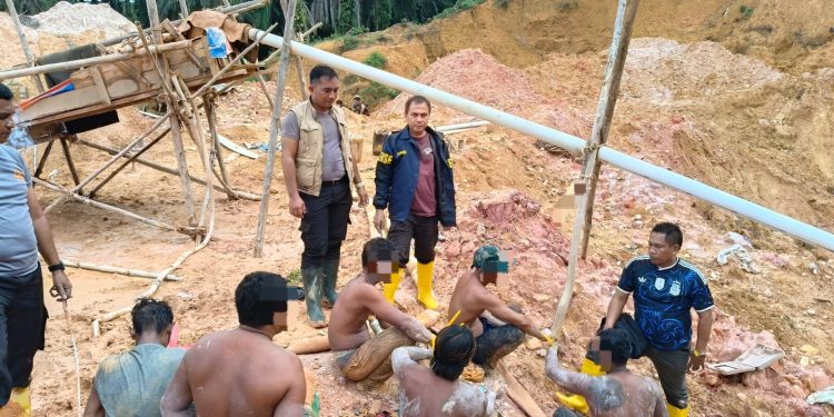 Polres Kuansing Bersama Ditreskrimsus Polda Riau Amankan Enam Terduga Pelaku PETI di Desa Serosah