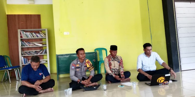 Jumat Curhat di Desa Perhentian Luas, Polsek Logas Tanah Darat Serap Aspirasi Warga untuk Ciptakan Kamtibmas Kondusif