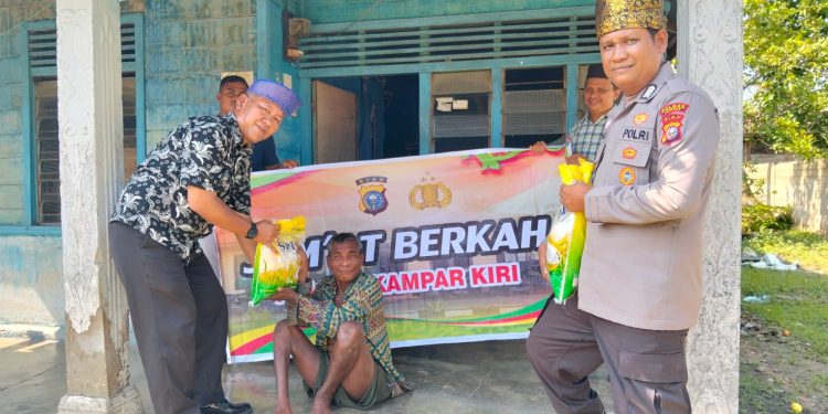 Jumat Berkah Polsek Kampar Kiri: Hadir di Tengah Warga, Bagi Beras Ringankan Beban Ekonomi Dua Desa