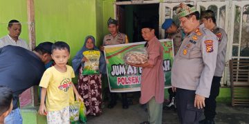 Jumat Barokah Polsek Kampar, Kapolsek Langsung Serahkan Bantuan ke Korban Kebakaran Desa Penyasawan