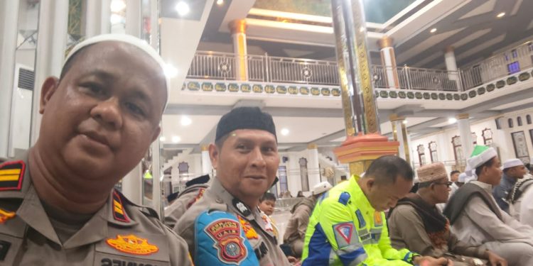 Kapolsek Kepenuhan Bersama Ratusan Warga Melaksanakan Kegiatan Sholat Subuh Berjamaah Sekaligus Berikan Himbauan