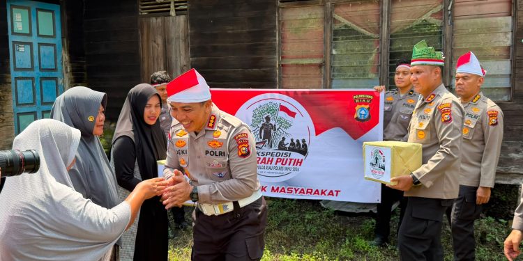 TIM Ekspedisi Merah Putih Presisi Polda Riau Tembus Pedalaman Talang Mamak Kobarkan Semangat Merah Putih Hadirkan Kepedulian Nyata untuk Negeri