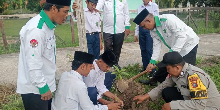 Polsek Pangean dan Polsek Logas Tanah Darat Tanam Bibit Pohon di Sekolah, Dukung Program Green Policing Kapolda Riau