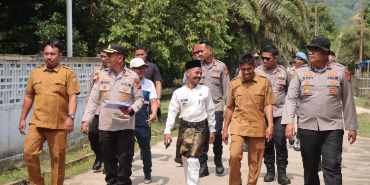 Jalan Kaki Melintasi Jembatan Gantung, Kapolres Kampar Cek Kesiapan Lokasi Ekspedisi Merah Putih Presisi