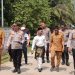Jalan Kaki Melintasi Jembatan Gantung, Kapolres Kampar Cek Kesiapan Lokasi Ekspedisi Merah Putih Presisi