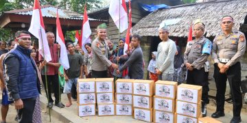 Nasionalisme Untuk Suku Talang Mamak, Tim Ekspedisi Presisi Merah Putih Polda Riau Polres Inhu Hantarkan Bendera, Bansos Hingga Tanam Pohon Bersama