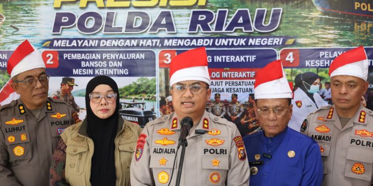 EKSPEDISI MERAH PUTIH PRESISI POLDA RIAU TANAM 810 MANGROVE DAN SALURKAN BERBAGAI BANTUAN UNTUK MASYARAKAT PESISIR SINABOI