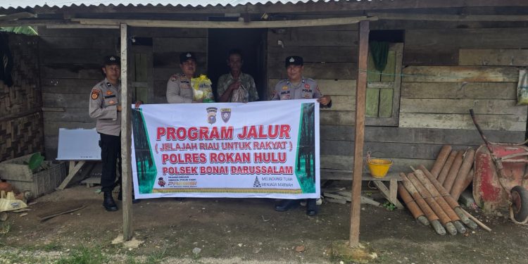 Polsek Bonai Darussalam Salurkan Bantuan Sosial melalui Program JALUR, Wujudkan Kehadiran Polri di Wilayah Pinggiran Sungai Rokan