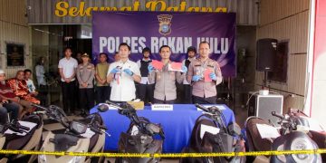 Konferensi Pers Polres Rokan Hulu Ungkap Rangkaian Kasus Curanmor, Satu Unit Mobil L300 dan 5 Unit Sepeda Motor Dikembalikan Kepada Korban