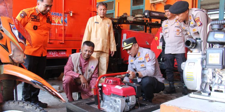 Kapolresta KomPol Muharman Arta, S.I.K., M.H. Melaksanakan Pengecekan Langsung Terhadap Dua Embung di Wilayah Kecamatan Payung Sekaki dan Tenayan Raya Menghadapai Potensi Karhutla.