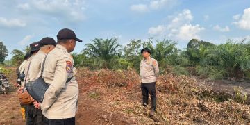 Kapolres Pelalawan TNI dan RPK PT Pimpin Padamkan Karhutla 10 Hektar di Kerumutan, Water Bombing Diterjunkan