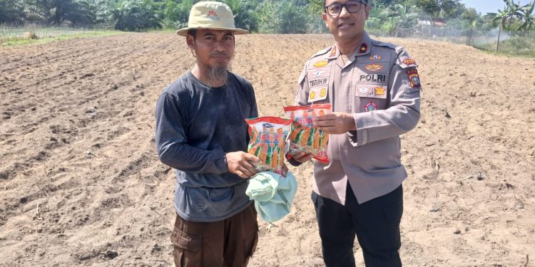Kapolsek Tualang Serahkan Bibit Jagung Pipil, Dukung Swasembada Pangan di Lahan Ponpes Abu Huroiroh