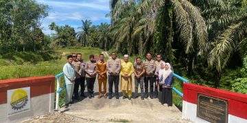 Polres Kampar Serahkan Jembatan Merah Putih Presisi Hasil Renovasi ke Warga Pulau Jambu Kuok
