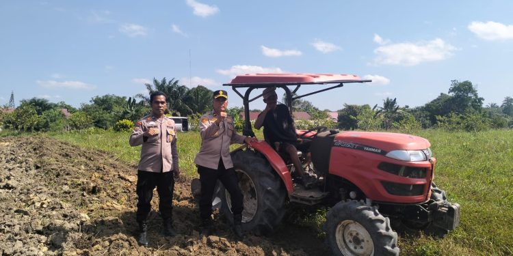 Polsek Pkl. Kuras Cek Pengolahan Lahan 7 Ha jagung di SMK N 1 Pkl. Kuras dukung Ketahanan Pangan
