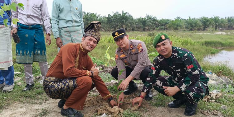 Green Policing, Polsek Singingi Hilir Ajak Warga Desa Petai Tanam Pohon dan Peduli Lingkungan