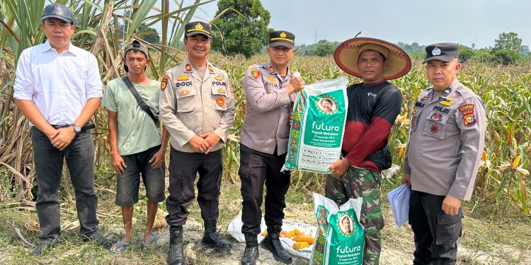 Kapolsek Tambang Serahkan Bantuan Pupuk Pada Kelompok Tani Dalam Rangka Swasembada Pangan
