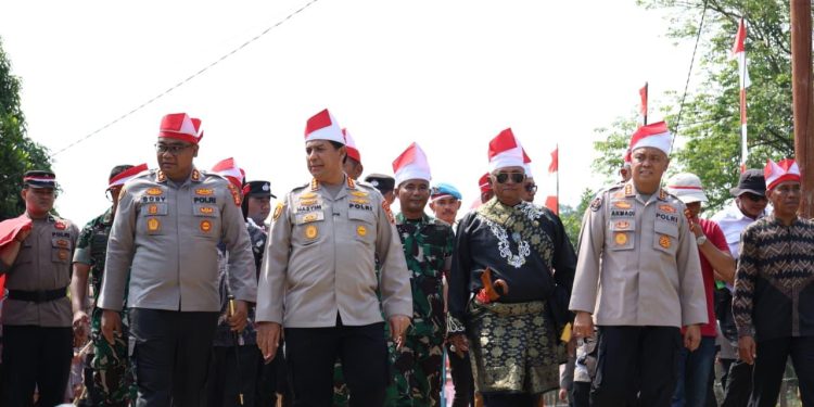 Ekspedisi Merah Putih Polda Riau Kibarkan Bendera 81 Meter di Pesisir Kampar