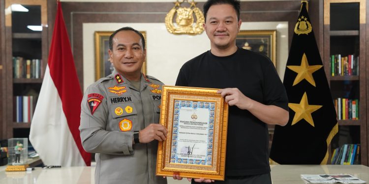 Kapolda Riau Beri Penghargaan Dua Yayasan, Apresiasi Kontribusi Bangun Jembatan Merah Putih Presisi