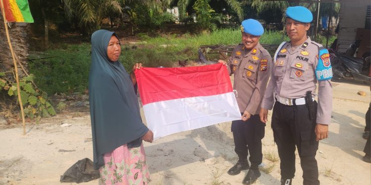 Ekspedisi Merah Putih Sipropam Polres Pelalawan Kibarkan 30 Bendera di Desa Rantau Baru