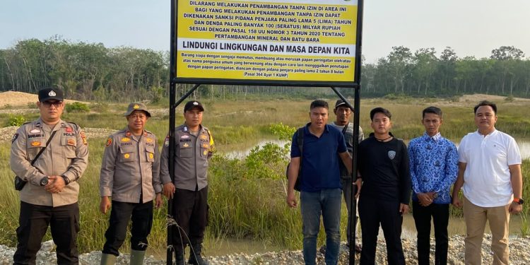 Cegah PETI, Polsek Kuantan Hilir dan Benai Pasang Plang Larangan Pertambangan Ilegal