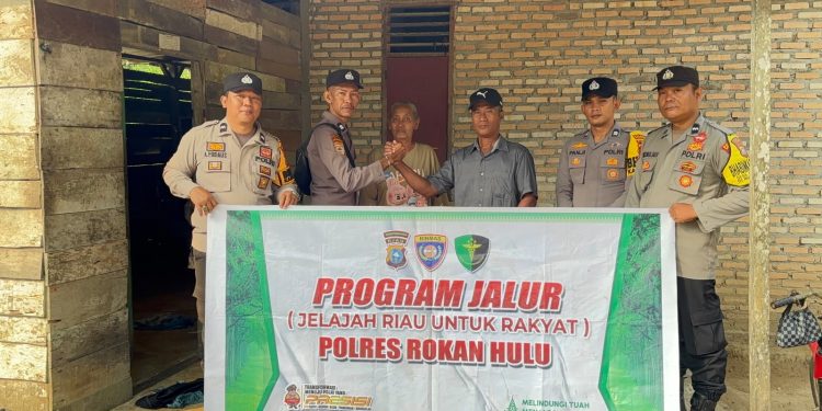 Polsek Kunto Darussalam Jangkau Warga Pinggiran Sungai Rokan Lewat Program JALUR, Salurkan Bansos dan Layanan Kesehatan