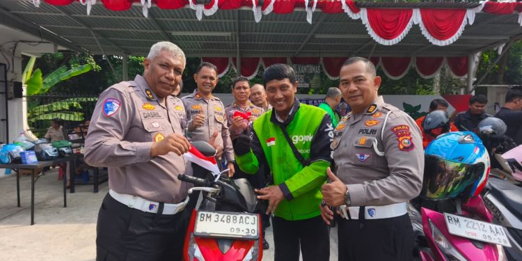 Semarak HUT ke-81 RI, Ditlantas Polda Riau Bagikan Sembako, Helm SNI dan Konvoi Bersama OJOL