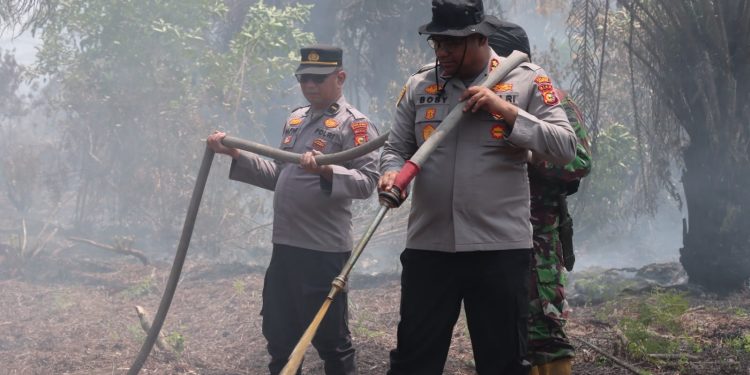 Karhutla Lahan Gambut Meluas di Kualu Nenas, Kapolres Kampar Turun Langsung Pimpin Penanganan