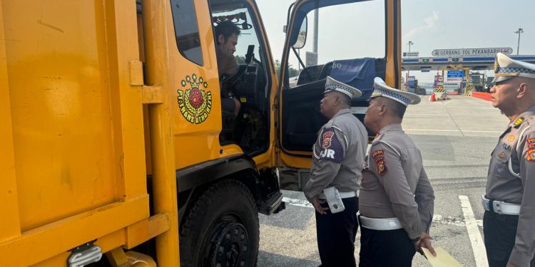 TINGKATKAN KEDISIPLINAN BERLALU LINTAS, SUBDIT GAKKUM DITLANTAS POLDA RIAU BERSAMA STAKEHOLDER TERTIBKAN KENDARAAN ODOL