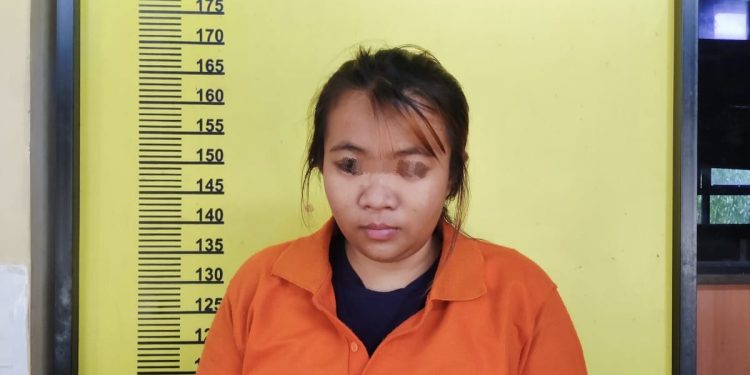 Polsek Pasir Penyu Ringkus Wanita Pengedar Sabu Didepan Toserba