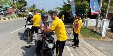 Merah Putih Berkibar di Hati Masyarakat, Sat Intelkam Polres Kuansing Bagikan Bendera Jelang HUT RI ke-81