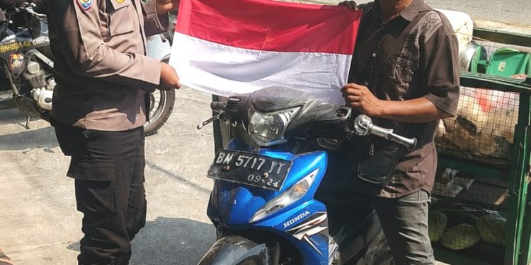 Menyambut HUT RI ke-81, Polres Siak dan Jajaran Bagikan Bendera Merah Putih kepada Masyarakat