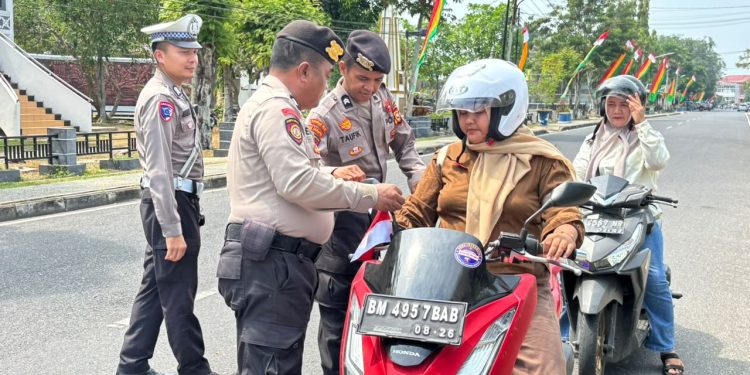 Jelang Perayaan Hari Kemerdekaan RI ke-81, Polres Inhu Bagikan Bendera Merah Putih Kepada Pengguna Jalan