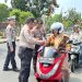 Jelang Perayaan Hari Kemerdekaan RI ke-81, Polres Inhu Bagikan Bendera Merah Putih Kepada Pengguna Jalan