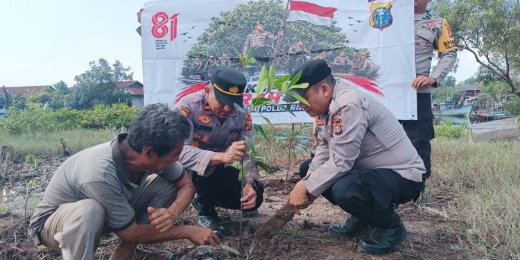 Semarak HUT ke-81 RI, Polsek Dumai Kota Tanam 25 Pohon Mangrove melalui Ekspedisi Merah Putih Presisi