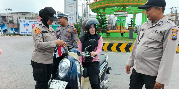 Gelora Kemerdekaan RI ke-81, Polres Inhu Kembali Bagikan 45 Helai Bendera Merah Putih Secara Gratis