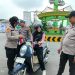 Gelora Kemerdekaan RI ke-81, Polres Inhu Kembali Bagikan 45 Helai Bendera Merah Putih Secara Gratis