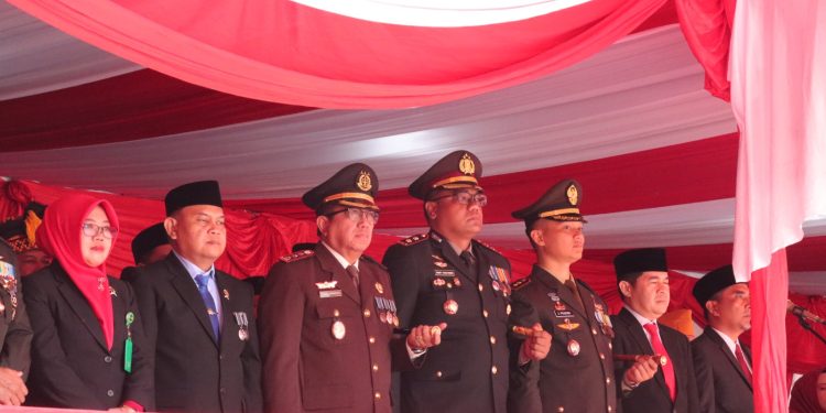 Detik-Detik Proklamasi HUT ke-81 RI, Kapolres Kampar Hadir Upacara Megah di Lapangan Pelajar Bangkinang