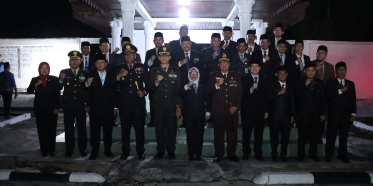 Obor Menyala di TMP Kusuma Eka Bhakti, Kapolres Kampar Hadir Renungkan Pengorbanan Pahlawan