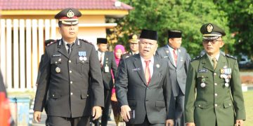 Wakapolres Kuansing Hadiri Upacara Penurunan Bendera HUT ke-81 RI di Lapangan Limuno