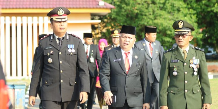 Wakapolres Kuansing Hadiri Upacara Penurunan Bendera HUT ke-81 RI di Lapangan Limuno
