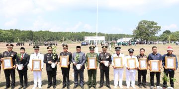HUT RI di Kampung Bungsur Berlangsung Khidmat, Dirbinmas Berikan Piagam Penghargaan dan Bibit Pohon
