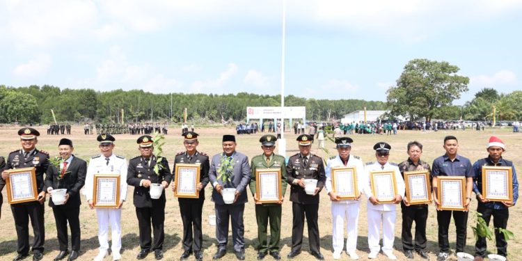 HUT RI di Kampung Bungsur Berlangsung Khidmat, Dirbinmas Berikan Piagam Penghargaan dan Bibit Pohon